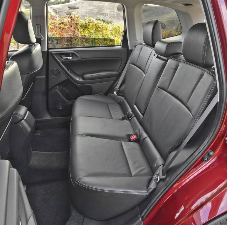 фото задних сидений Subaru Forester 2014
