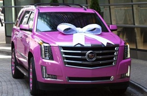 Американский футболист подарил маме розовый Cadillac Escalade