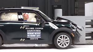 Mini Cooper Countryman - самый безопасный компактный автомобиль при столкновении с деревом