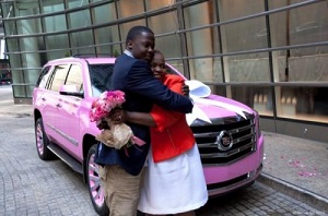 Американский футболист подарил маме розовый Cadillac Escalade