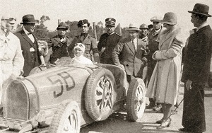 Bugatti посвятил родстер легендарной гонщице