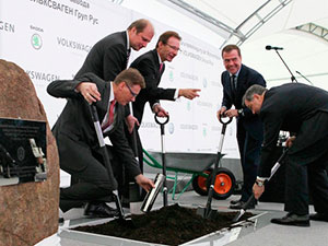 Премьер-министр РФ заложил камень в основание нового завода Volkswagen