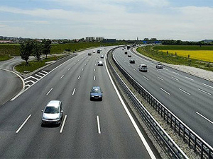 Скорость на автомагистралях могут увеличить до 130 км/час
